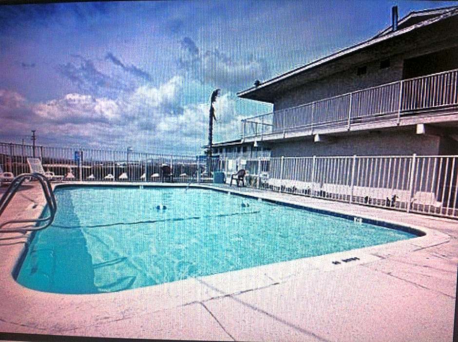 Hilltop Inn & Suites