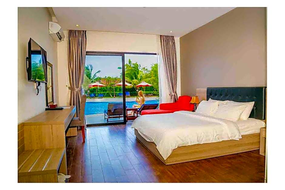 Photo 1 of 7 of Deluxe 1 King Bed, Pool View