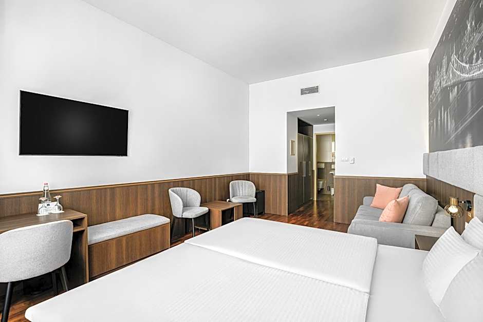 12 Revay Hotel