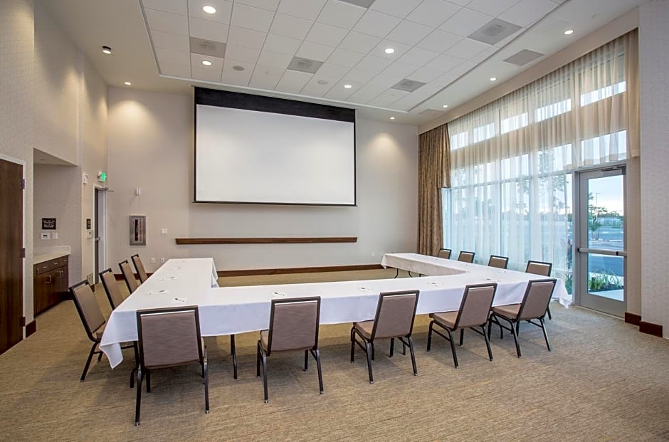 Hampton Inn & Suites Oahu/Kapolei, HI - FREE Breakfast