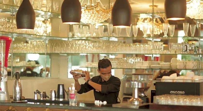 Ramada Suites By Wyndham Solo