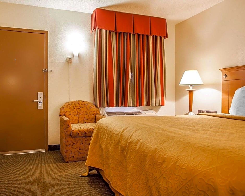 Photo 1 of 3 of 1 King Bed, Nonsmoking