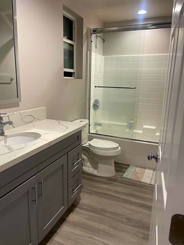 PRIVATE ROOM IN NEW APPARTMENT WITH FULL BATH