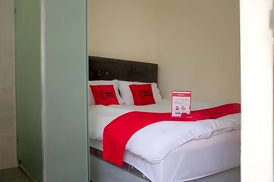 RedDoorz Plus near Mall Ciputra Jakarta