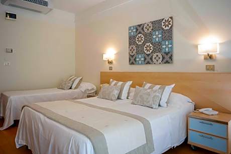 Comfort Quadruple Room with lateral sea view