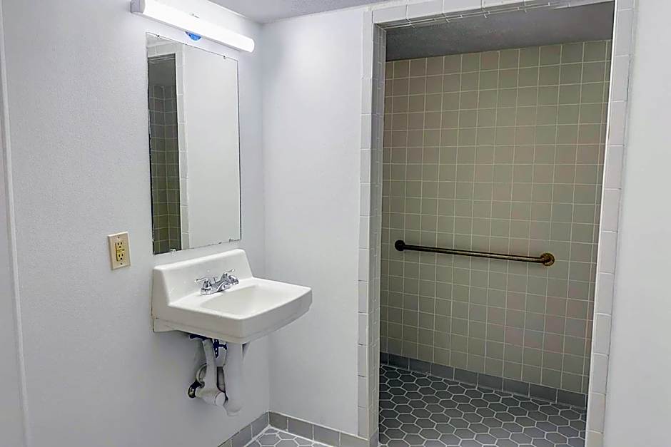 Hahira Inn By OYO near Valdosta