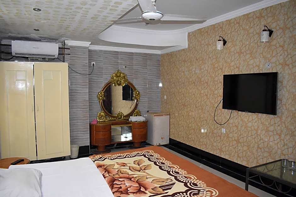 Hotel Alpine – Lahore, WI