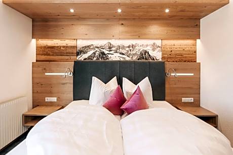 Deluxe Double Room (2 Adults + 1 Child)