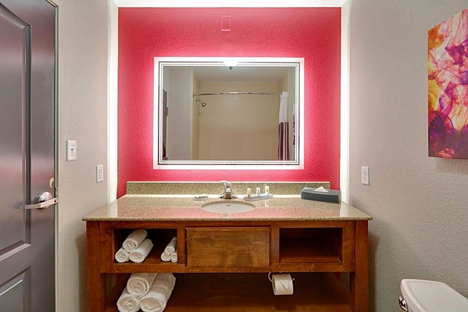 La Quinta Inn & Suites by Wyndham Dallas Love Field