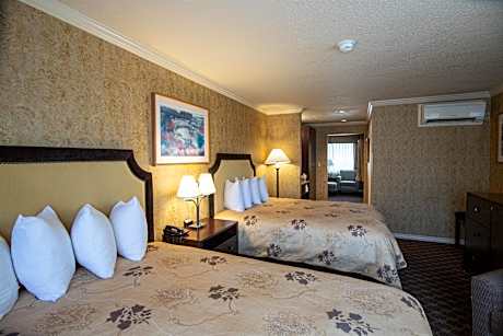 2 Queen Beds Non-Smoking Deluxe Room Table And Chairs Mini Fridge Keurig Coffee Maker Usb Port Cont