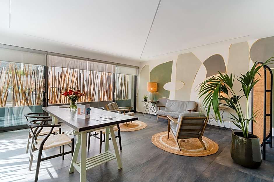 Glass House - Smart Rooms & Parking