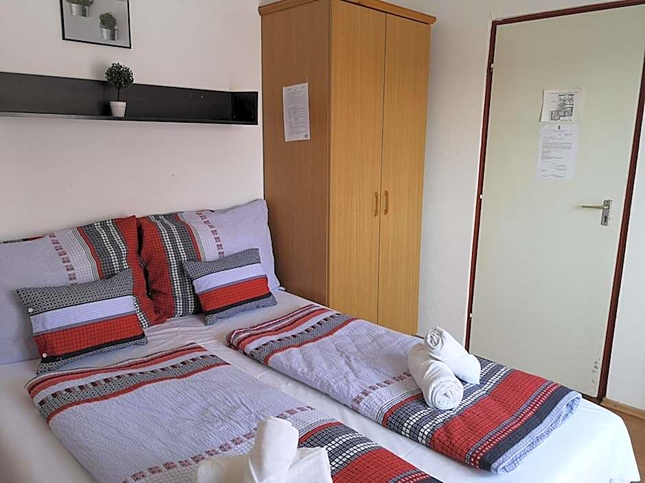 Parton Hotel & Bowling