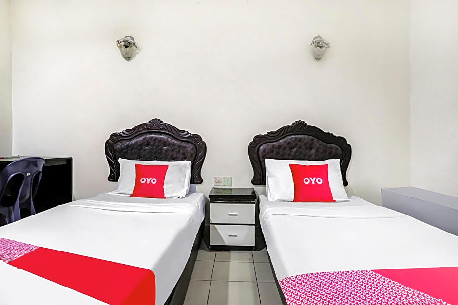 OYO 90376 Centre Point Hotel