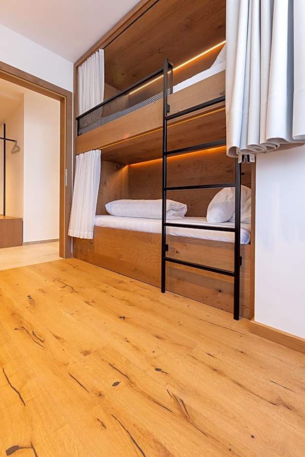 Max Mountain Apartments