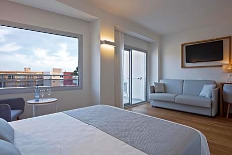 Family Room 2 adults + 2 children