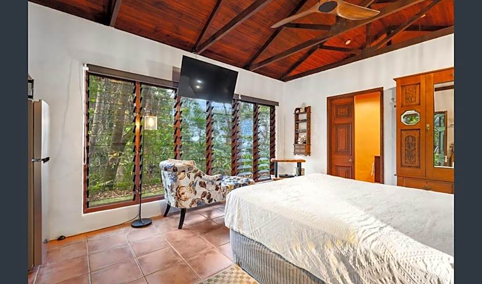 Gunnadoo Holiday Hut with Ocean Views and Jacuzzi