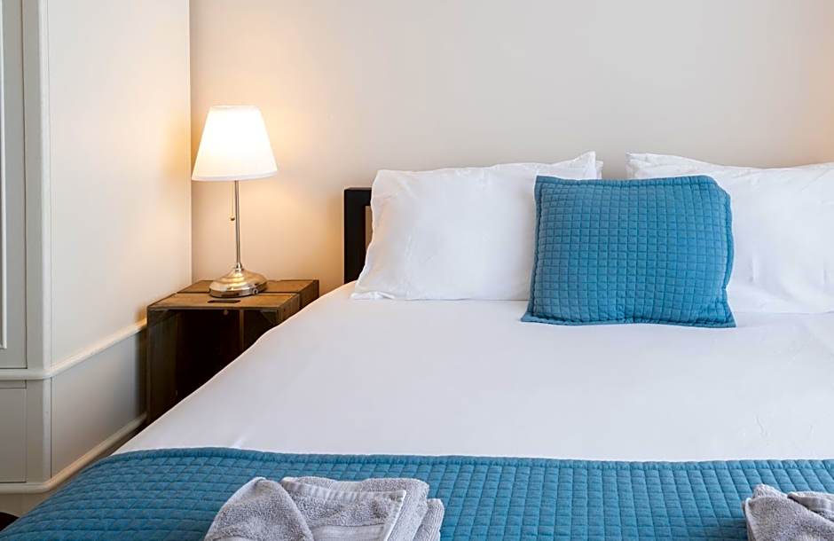 The Veteran Hotel & Bar