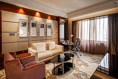 One-Bedroom King Suite - Lounge Access