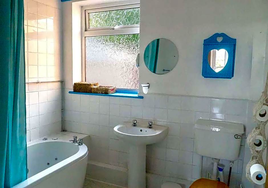 Healing Waters Sanctuary, Peaceful Retreat House, Glastonbury