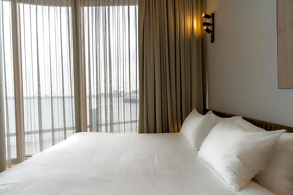 Foto 1 von 14 von Junior 1 Double Bed or 2 Beds Suite, Riverfront View