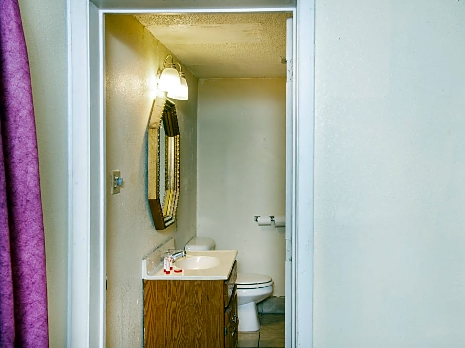 Rest Inn - Extended Stay, I-40 Airport, Wedding & Event Center