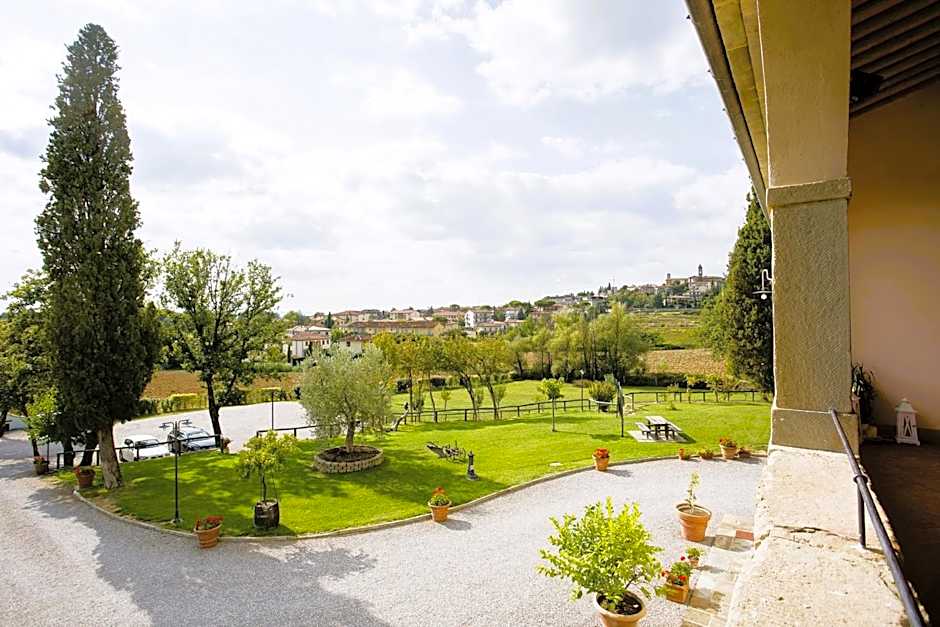 Farmhouse with swimming pool surrounded by greenery just 20 minutes from Arezzo