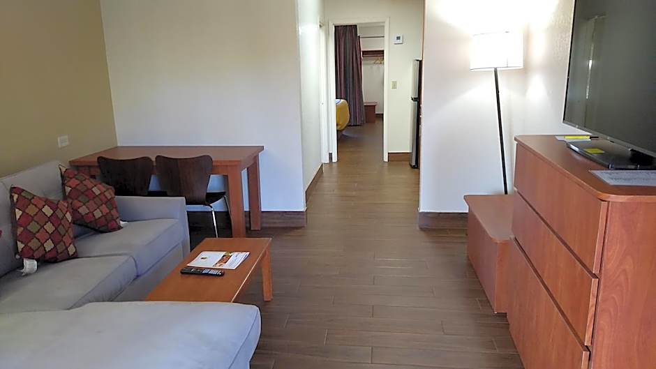 Super 8 by Wyndham North Palm Beach