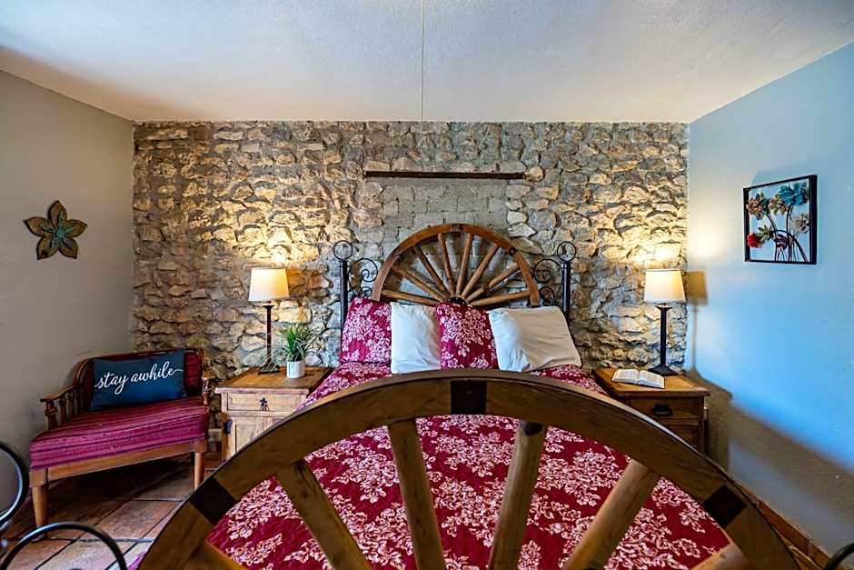 The Historic Leakey Inn