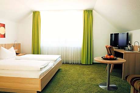 Comfort Room with Street View