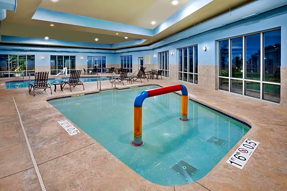 Holiday Inn Express & Suites Milwaukee NW - Park Place By IHG