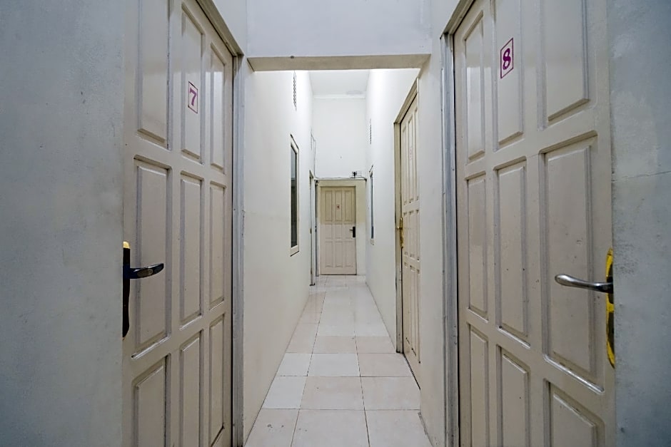 RedDoorz Syariah near Pasar Aur Kuning