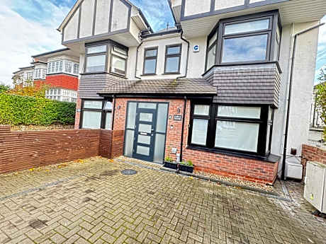 Elevate Your Stay in Hendon Central