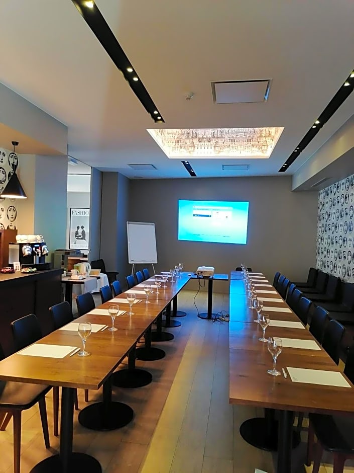 Square Hotel