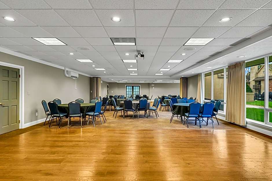 Eastland Suites Hotel & Conference Center By OYO Urbana