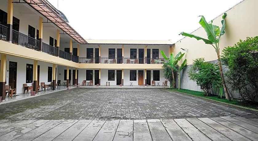 RedDoorz near Alun Alun Wonosobo