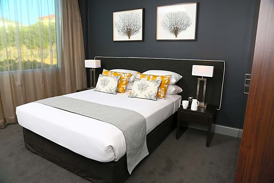 Springfield Lakes Hotel