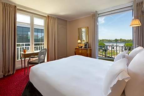 Deluxe Room with balcony Lake Side with Casino & Spa Access