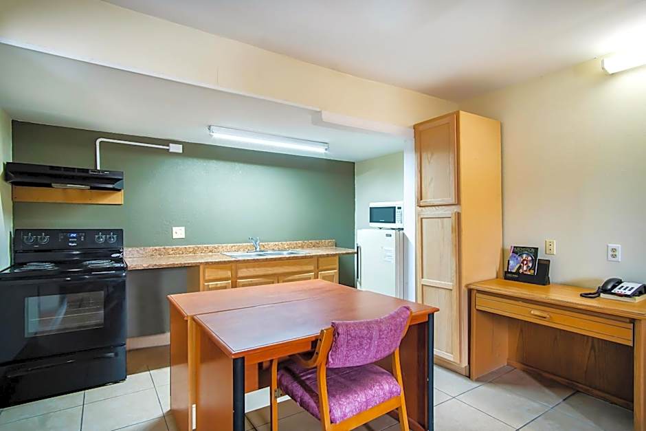 OYO Hotel Hutchinson KS West 4th Ave