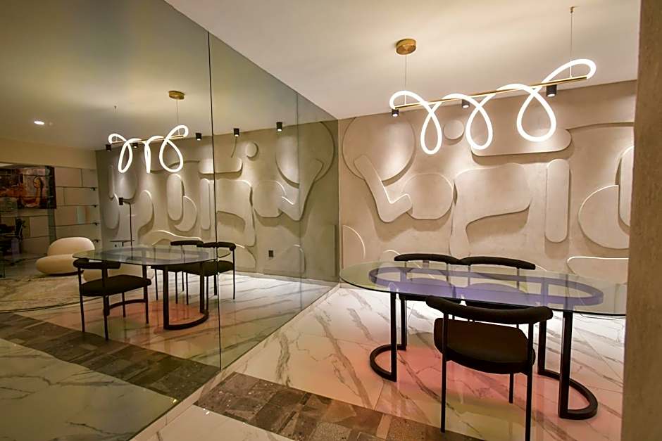 Expo Satelite 2750 Hotel & Suites