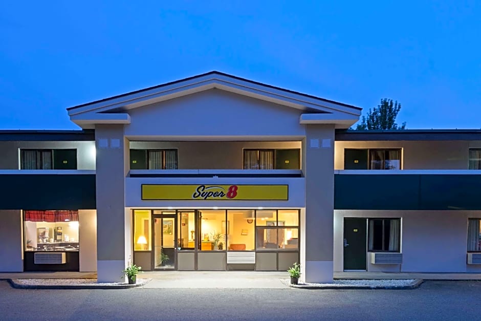 Super 8 by Wyndham White River Junction