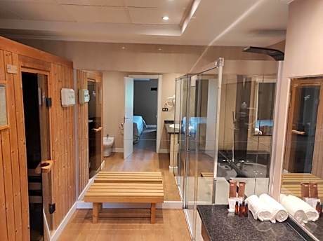 Deluxe Suite with Spa Bath