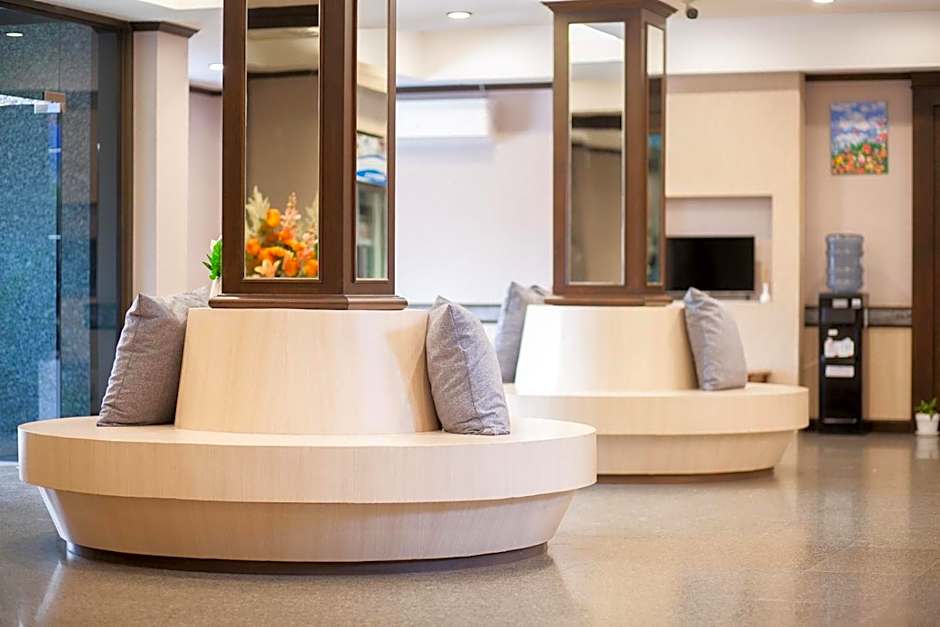 Klaang Muang Hotel (โรงแรมกลางเมือง)