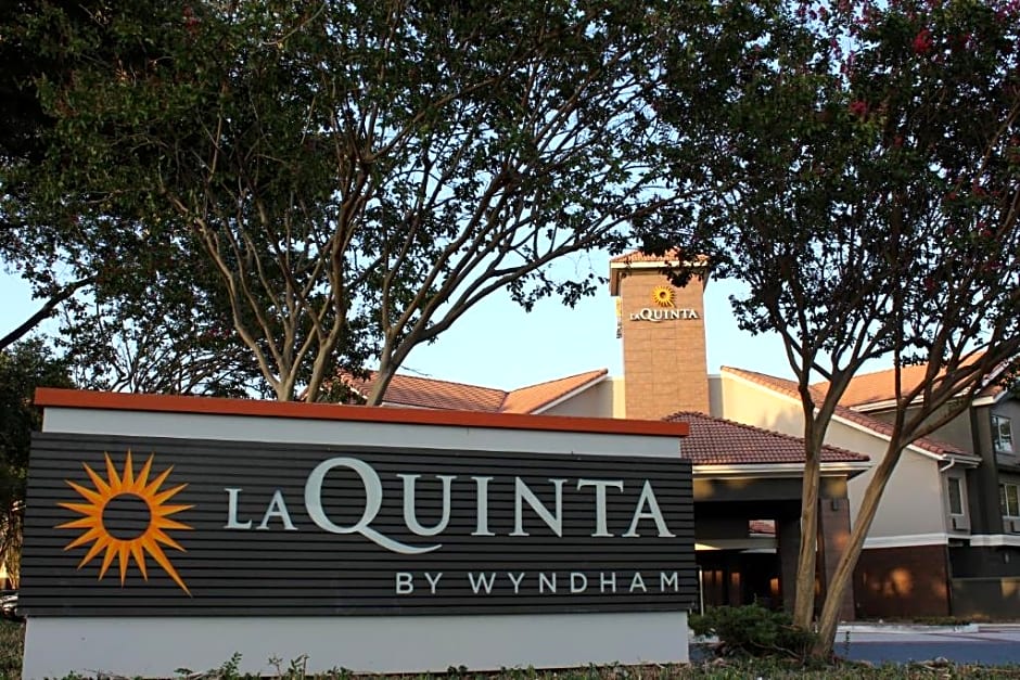 La Quinta Inn & Suites by Wyndham Dallas Addison Galleria