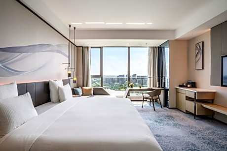 Premium Executive King Suite with Lake View and Lounge Access - High Floor
