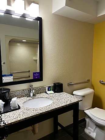 Queen Room with Accessible Tub - Accessible/Non-Smoking