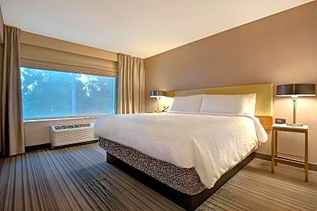 1 King Accessible Junior Suite Roll In Shower