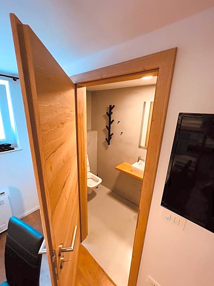 PJ Hotel Cerklje - 5min to Airport - Free Parking