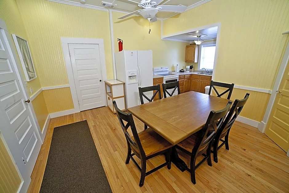 Georgianne Inn & Suites