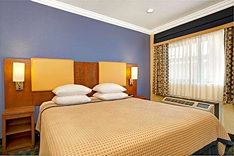 1 Queen Bed Deluxe Room Non-Smoking