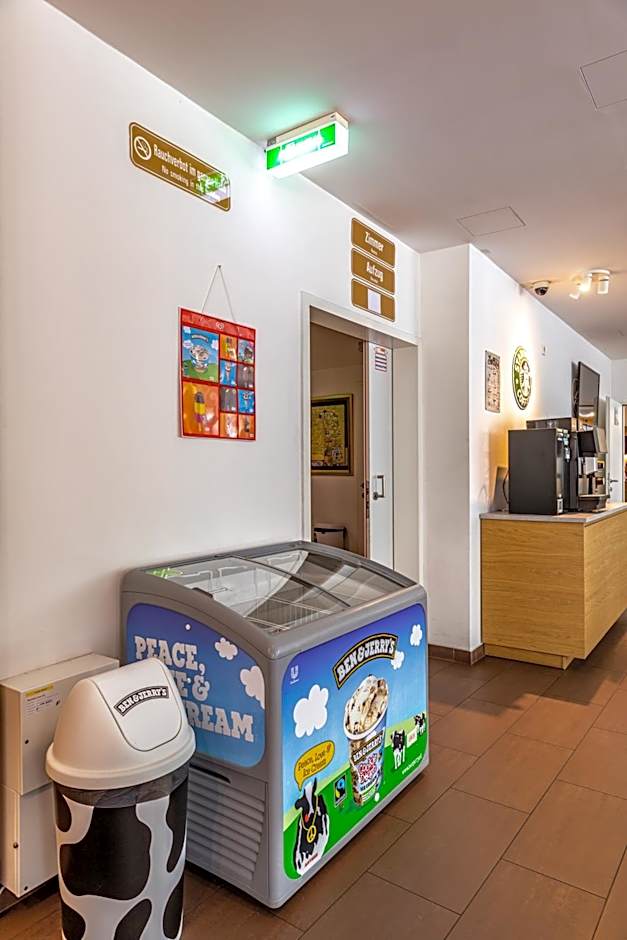 A&T Hotel & Hostel